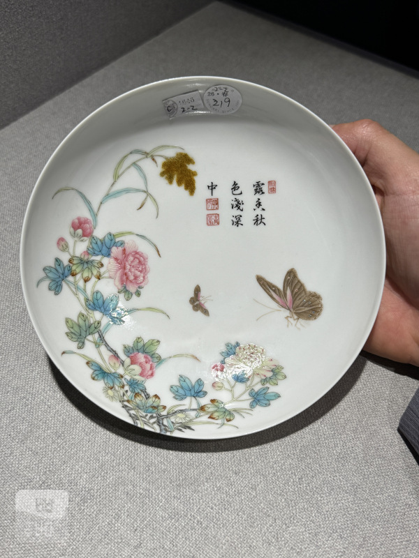 民国 珐琅彩过枝蝴蝶牡丹御题诗文盘一对 - 图13